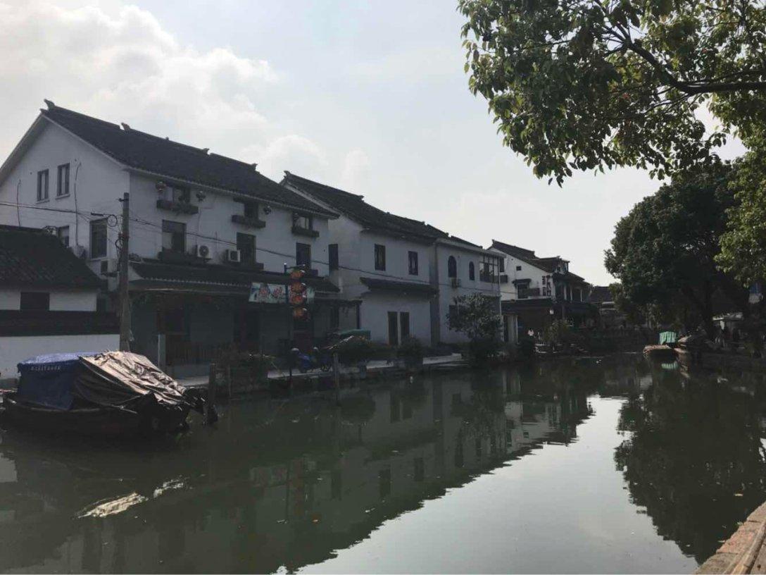 在网上购物，货物寄到了城市未转到县城内，此时与卖家协商未果，这邮件怎么办，我要负什么责任